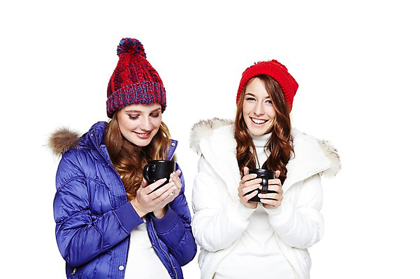 포토 JPG 스튜디오촬영 서양인 외국인 백인 모델 해외기획촬영 모자 우먼라이프 라이프스타일 긴머리 응시 여자 2011년태국 패션 여유 커피 포즈 겨울 모션 휴식 잔 털모자 실내 서기 미소 웃음 들기 누끼 사람 상반신 20대 성인 두명 라이프 앞모습 컵 친구 점퍼 차 커피잔 찻잔 오브젝트 웨이브 털점퍼 여자만 성인여자만 청년만 청년여자만 성인만 국내포토 모자_잡화 헤어스타일 식기 시선 잡화 계절 감정 음료 뷰포인트 컨셉 관계 표정 인종 청년 내부 생활 외투 파일형식