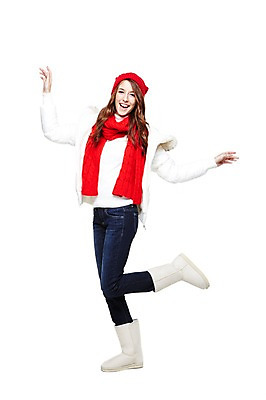 포토 JPG 스튜디오촬영 전신 서양인 외국인 백인 모델 해외기획촬영 모자 우먼라이프 라이프스타일 긴머리 여자 2011년태국 패션 포즈 겨울 모션 털모자 부츠 실내 한명 서기 미소 웃음 누끼 사람 20대 성인 라이프 앞모습 손들기 목도리 점퍼 즐거움 오브젝트 웨이브 어그부츠 다리들기 털점퍼 여자만 여자한명만 성인여자만 청년만 청년여자만 성인한명만 청년여자한명만 성인여자한명만 성인만 국내포토 모자_잡화 1 헤어스타일 잡화 계절 감정 뷰포인트 신발 표정 인종 청년 내부 생활 외투 파일형식