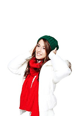 포토 JPG 스튜디오촬영 서양인 외국인 백인 모델 해외기획촬영 모자 우먼라이프 라이프스타일 긴머리 응시 여자 2011년태국 패션 포즈 겨울 모션 털모자 실내 한명 서기 미소 웃음 누끼 사람 손짓 상반신 20대 성인 라이프 손들기 목도리 점퍼 귀막기 오브젝트 웨이브 털점퍼 여자만 여자한명만 성인여자만 청년만 청년여자만 성인한명만 청년여자한명만 성인여자한명만 성인만 국내포토 모자_잡화 1 헤어스타일 시선 잡화 계절 표정 인종 청년 내부 생활 외투 파일형식