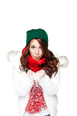 포토 JPG 스튜디오촬영 서양인 외국인 백인 모델 해외기획촬영 모자 우먼라이프 라이프스타일 긴머리 여자 2011년태국 패션 포즈 겨울 모션 입모양 날리기 털모자 실내 한명 서기 미소 웃음 누끼 사람 상반신 20대 성인 라이프 앞모습 목도리 점퍼 양손 눈 불기 오브젝트 웨이브 손모으기 털점퍼 여자만 여자한명만 성인여자만 청년만 청년여자만 성인한명만 청년여자한명만 성인여자한명만 성인만 국내포토 자연요소 모양 모자_잡화 1 헤어스타일 손 잡화 계절 뷰포인트 날씨 표정 인종 손짓 청년 내부 생활 외투 입 파일형식