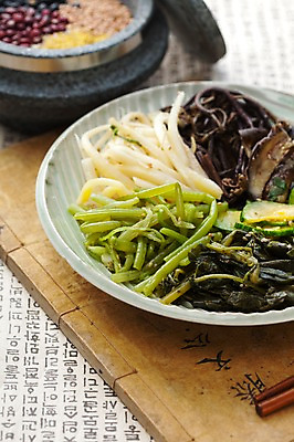 포토 JPG 스튜디오촬영 한식 음식 밥 반찬 한국 실내 사람없음 전통음식 나물 돌솥 고사리 도라지나물 오곡밥 취나물 호박무침 국내포토 전통 아시아 채소 내부 무침 파일형식