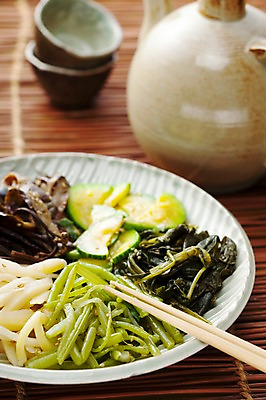 포토 JPG 스튜디오촬영 한식 반찬 술병 한국 실내 사람없음 전통음식 나물 고사리 도라지나물 취나물 호박무침 국내포토 전통 아시아 음식 채소 병_용기 주류 내부 무침 파일형식