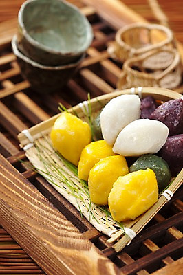 포토 JPG 스튜디오촬영 그릇 명절 한식 음식 열쇠 디저트 떡 한국 실내 사람없음 장식 추석 미니어처 전통음식 사기그릇 오브젝트 키_도구 송편 전통문 솔잎 명절음식 짚신 국내포토 전통 식기 기념일 아시아 신발 잎 전통소품 내부 문 모형 도구 파일형식