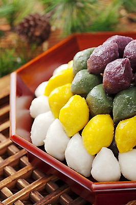 포토 JPG 스튜디오촬영 명절 한식 음식 디저트 떡 한국 쟁반 실내 사람없음 추석 전통음식 송편 전통문 솔방울 솔잎 명절음식 국내포토 전통 기념일 아시아 잎 내부 문 파일형식