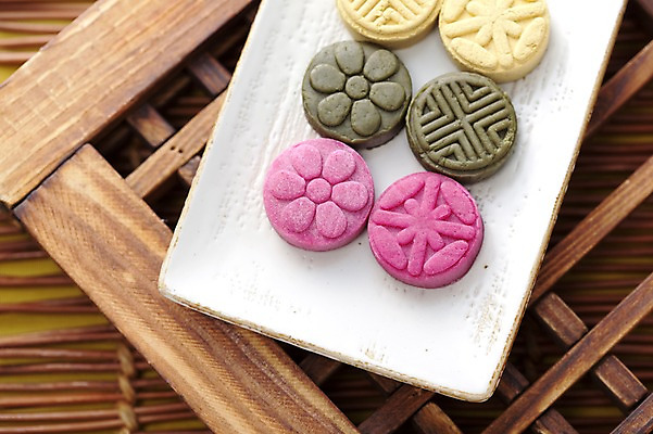 포토 JPG 스튜디오촬영 접시 명절 한식 음식 디저트 한국 실내 사람없음 과자 전통음식 전통문 한과 다식 전통다과 국내포토 전통 식기 기념일 아시아 내부 문 다과 파일형식