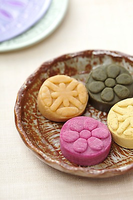 포토 JPG 스튜디오촬영 접시 명절 한식 음식 디저트 한국 실내 사람없음 과자 전통음식 한과 다식 전통다과 국내포토 전통 식기 기념일 아시아 내부 다과 파일형식