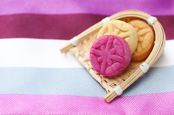 포토 JPG 스튜디오촬영 명절 한식 음식 열쇠 디저트 한국 실내 사람없음 장식 과자 미니어처 전통음식 천 오브젝트 키_도구 한과 헝겊 다식 전통다과 국내포토 전통 기념일 아시아 내부 모형 도구 직물 다과 파일형식 천_직물