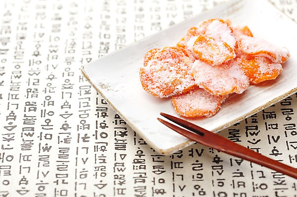 포토 JPG 스튜디오촬영 명절 종이 한식 음식 포크 무늬 패턴 디저트 한국 실내 한글 사람없음 과자 전통음식 말린감 국내포토 문자 전통 식기 기념일 아시아 내부 파일형식