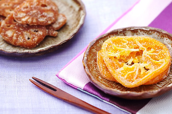 포토 JPG 스튜디오촬영 명절 한식 음식 포크 건조 한국 실내 사람없음 과자 전통음식 천 헝겊 건과일 말린감 국내포토 전통 식기 기념일 아시아 과일 디저트 내부 직물 파일형식 천_직물