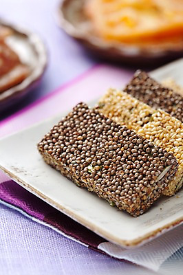 포토 JPG 스튜디오촬영 접시 명절 한식 음식 디저트 한국 실내 사람없음 과자 전통음식 천 한과 헝겊 강정 전통다과 국내포토 전통 식기 기념일 아시아 내부 직물 다과 파일형식 천_직물