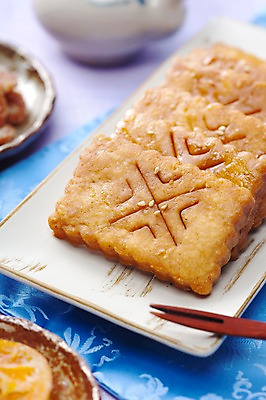 포토 JPG 스튜디오촬영 접시 명절 한식 음식 포크 디저트 한국 실내 사람없음 과자 전통음식 천 한과 약과 헝겊 전통다과 국내포토 전통 식기 기념일 아시아 내부 직물 다과 파일형식 천_직물