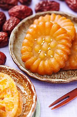 포토 JPG 스튜디오촬영 명절 열매 한식 음식 포크 디저트 한국 실내 사람없음 과자 전통음식 대추 한과 약과 전통다과 국내포토 식물 전통 식기 기념일 아시아 내부 다과 파일형식