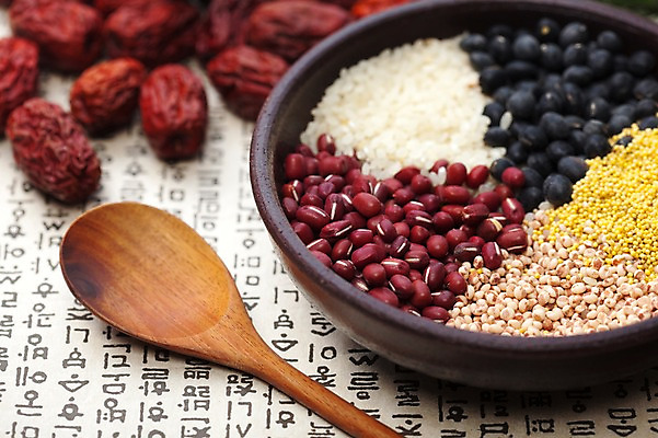 포토 JPG 스튜디오촬영 그릇 명절 열매 종이 한식 음식 밥 콩 한국 실내 한글 사람없음 숟가락 전통음식 쌀 대추 팥 수수 오곡밥 조 국내포토 식물 문자 전통 식기 기념일 아시아 곡류 수저 내부 파일형식