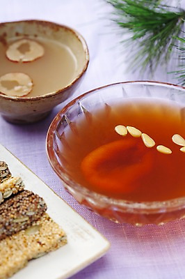 포토 JPG 스튜디오촬영 명절 음료 한식 음식 디저트 한국 실내 사람없음 과자 전통음식 전통차 한과 솔잎 식혜 수정과 전통다과 국내포토 전통 기념일 아시아 잎 내부 차_음료 다과 파일형식