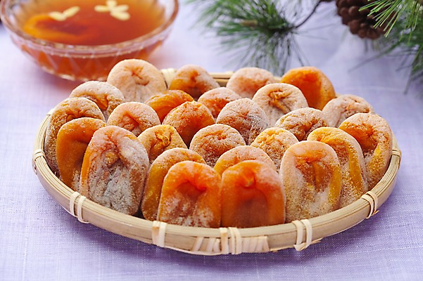 포토 JPG 스튜디오촬영 명절 열매 음료 한식 음식 디저트 건조 한국 실내 사람없음 전통음식 전통차 솔잎 곶감 수정과 국내포토 식물 전통 기념일 아시아 잎 감 내부 차_음료 건과일 파일형식