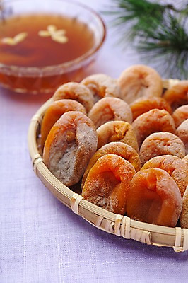 포토 JPG 스튜디오촬영 명절 열매 한식 음식 디저트 건조 한국 실내 사람없음 전통음식 전통차 솔잎 곶감 수정과 국내포토 식물 전통 기념일 아시아 음료 잎 감 내부 차_음료 건과일 파일형식