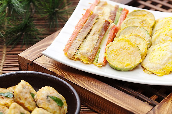 포토 JPG 스튜디오촬영 명절 한식 음식 한국 실내 사람없음 전통음식 전 전통문 솔잎 명절음식 산적 동태전 호박전 국내포토 전통 기념일 아시아 잎 내부 문 파일형식