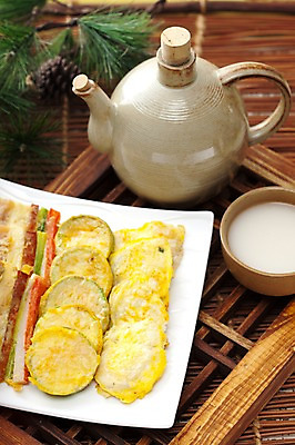 포토 JPG 스튜디오촬영 명절 한식 음식 술잔 한국 실내 사람없음 전통음식 전 오브젝트 전통문 솔방울 솔잎 막걸리 명절음식 전통주 술주전자 국내포토 전통 기념일 아시아 잎 잔 주류 내부 문 파일형식