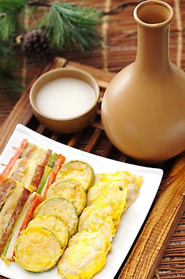 포토 JPG 스튜디오촬영 명절 한식 음식 술잔 술병 한국 실내 사람없음 전통음식 전 오브젝트 전통문 솔방울 솔잎 막걸리 명절음식 전통주 국내포토 전통 기념일 아시아 잎 병_용기 잔 주류 내부 문 파일형식