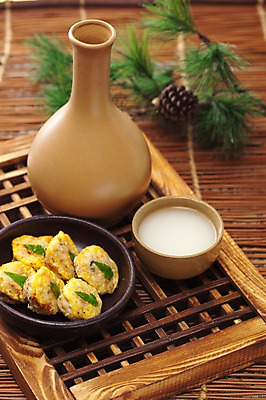 포토 JPG 스튜디오촬영 명절 한식 음식 술잔 술병 한국 실내 사람없음 전통음식 동그랑땡 오브젝트 전통문 솔방울 솔잎 막걸리 전통주 국내포토 전통 기념일 아시아 잎 병_용기 잔 주류 내부 문 전 파일형식