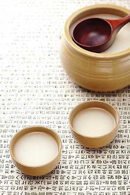 포토 JPG 스튜디오촬영 명절 종이 한식 음식 술잔 한국 실내 한글 사람없음 전통음식 막걸리 전통주 국내포토 문자 전통 기념일 아시아 잔 주류 내부 파일형식