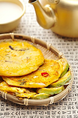 포토 JPG 스튜디오촬영 명절 종이 한식 음식 한국 실내 한글 사람없음 전통음식 전 막걸리 명절음식 녹두전 동태전 술주전자 호박전 국내포토 문자 전통 기념일 아시아 주류 내부 파일형식