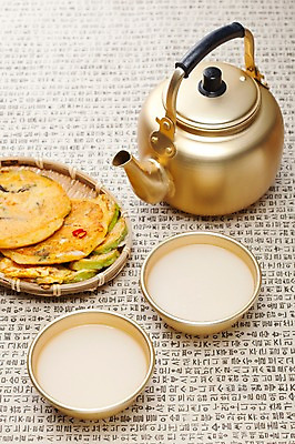 포토 JPG 스튜디오촬영 명절 종이 한식 음식 술잔 한국 실내 한글 사람없음 전통음식 전 막걸리 전통주 녹두전 동태전 술주전자 호박전 국내포토 문자 전통 기념일 아시아 잔 주류 내부 파일형식