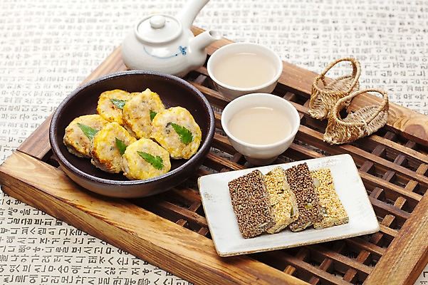 포토 JPG 스튜디오촬영 명절 한식 음식 한국 실내 사람없음 미니어처 전통음식 차 전통차 동그랑땡 전 오브젝트 전통문 한과 짚신 강정 깨강정 전통다과 국내포토 전통 기념일 아시아 음료 신발 디저트 전통소품 내부 차_음료 문 모형 과자 다과 파일형식