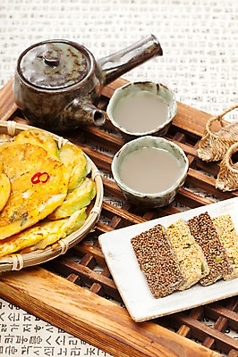 포토 JPG 스튜디오촬영 명절 한식 음식 한국 실내 사람없음 미니어처 전통음식 차 전통차 동그랑땡 전 오브젝트 전통문 한과 짚신 강정 깨강정 전통다과 국내포토 전통 기념일 아시아 음료 신발 디저트 전통소품 내부 차_음료 문 모형 과자 다과 파일형식