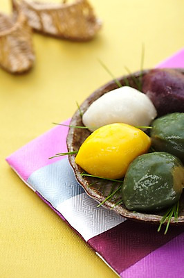 포토 JPG 스튜디오촬영 명절 한식 음식 디저트 떡 한국 실내 사람없음 추석 미니어처 전통음식 천 오브젝트 송편 솔잎 명절음식 짚신 헝겊 국내포토 전통 기념일 아시아 신발 잎 전통소품 내부 모형 직물 파일형식 천_직물