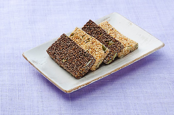 포토 JPG 스튜디오촬영 명절 한식 음식 디저트 한국 실내 사람없음 과자 전통음식 한과 강정 깨강정 전통다과 국내포토 전통 기념일 아시아 내부 다과 파일형식