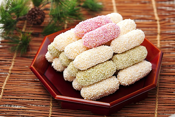 포토 JPG 스튜디오촬영 명절 한식 음식 디저트 한국 쟁반 실내 사람없음 전통음식 한과 솔방울 솔잎 전통다과 국내포토 전통 기념일 아시아 잎 내부 다과 파일형식