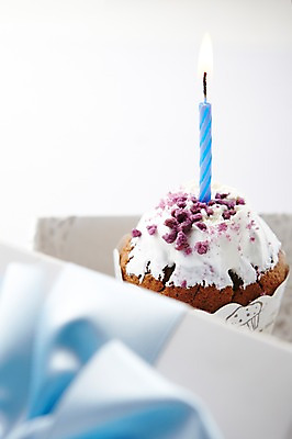 포토 JPG 스튜디오촬영 기념일 초 촛불 실내 선물 이벤트 사람없음 장식 빛 케이크 생일 오브젝트 머핀 미니케이크 국내포토 빵 디저트 내부 파일형식