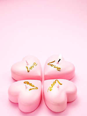 포토 JPG 스튜디오촬영 모양 분홍색 초 촛불 실내 사랑 이벤트 사람없음 장식 빛 인테리어 하트 오브젝트 국내포토 디자인 감정 컬러 내부 파일형식