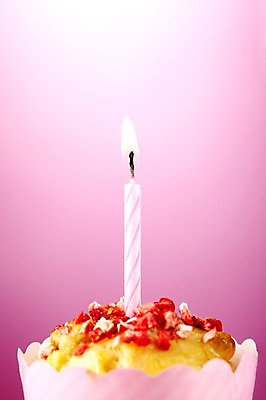 포토 JPG 스튜디오촬영 기념일 초 촛불 실내 선물 이벤트 사람없음 장식 빛 인테리어 케이크 생일 오브젝트 머핀 미니케이크 국내포토 디자인 빵 디저트 내부 파일형식