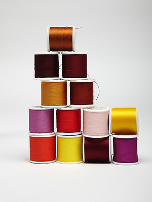 포토 JPG 스튜디오촬영 컬러 실내 사람없음 컬러풀 쌓기 탑 다양 실 바느질도구 바느질 오브젝트 퀼팅실 국내포토 건축물 다수 모션 내부 파일형식