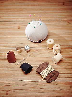 포토 JPG 스튜디오촬영 실내 사람없음 바늘 실 바느질도구 바느질 바늘꽂이 오브젝트 실타래 옷핀 골무 국내포토 내부 도구 꽂이 파일형식