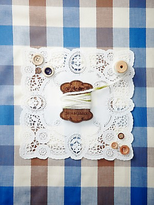 포토 JPG 스튜디오촬영 단추 실내 사람없음 바느질도구 바느질 천 받침대 오브젝트 실타래 헝겊 국내포토 내부 직물 파일형식 천_직물