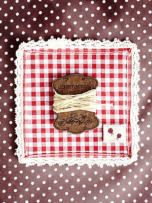 포토 JPG 스튜디오촬영 실내 사람없음 실 바느질도구 바느질 천 받침대 오브젝트 실타래 헝겊 국내포토 내부 직물 파일형식 천_직물