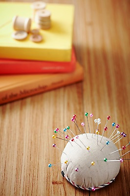 포토 JPG 스튜디오촬영 실내 사람없음 책 바늘 바느질도구 바느질 바늘꽂이 오브젝트 실타래 국내포토 내부 도구 꽂이 파일형식