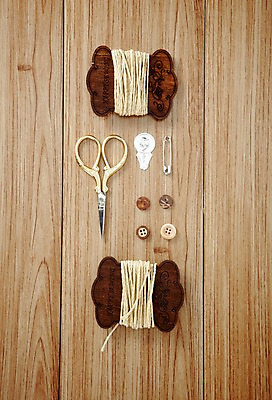 포토 JPG 스튜디오촬영 단추 실내 사람없음 바늘 실 바느질도구 바느질 오브젝트 실타래 옷핀 국내포토 내부 도구 파일형식