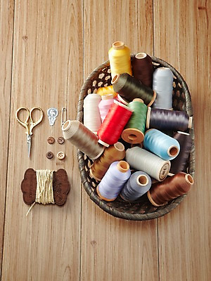 포토 JPG 스튜디오촬영 단추 가위 실내 사람없음 바느질도구 바느질 오브젝트 실타래 옷핀 국내포토 문구용품 내부 파일형식