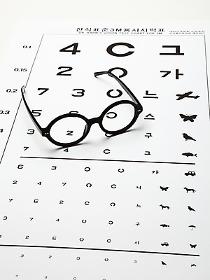 포토 JPG 스튜디오촬영 잡화 안경 실내 사람없음 오브젝트 안과 시력검사 안경점 시력검사표 국내포토 병원 내부 상점 검사_조사 파일형식