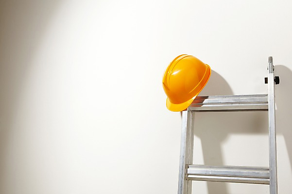 포토 JPG 스튜디오촬영 벽 사다리 실내 그림자 사람없음 공구 안전모 오브젝트 국내포토 내부 도구 헬멧 안전장비 파일형식