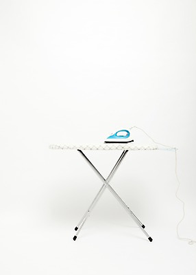 포토 JPG 스튜디오촬영 옷 실내 사람없음 수리 빨래 오브젝트 다리미 다림질 다리미판 다림판 세탁소 국내포토 가사 내부 가전제품 파일형식