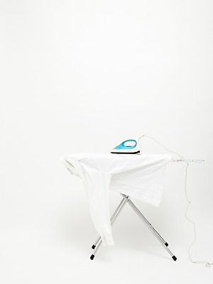 포토 JPG 스튜디오촬영 옷 와이셔츠 남방 실내 사람없음 수리 빨래 오브젝트 다리미 다림질 다리미판 다림판 세탁소 국내포토 셔츠 가사 내부 가전제품 파일형식