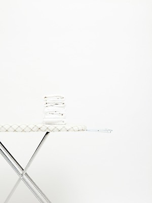 포토 JPG 스튜디오촬영 옷 실내 사람없음 수건 수리 빨래 오브젝트 다리미판 다림판 세탁소 국내포토 가사 내부 위생용품 파일형식