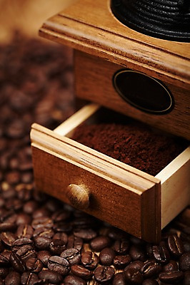 포토 JPG 열매 커피 실내 사람없음 원두 낟알 그라인더 커피가루 국내포토 식물 음료 내부 가루 커피용품 파일형식