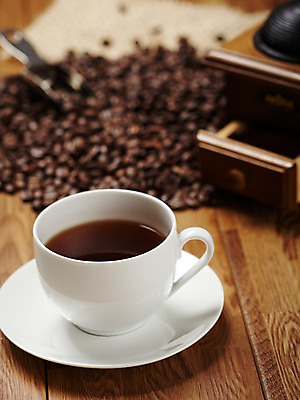 포토 JPG 열매 커피 음료 실내 사람없음 원두 차 커피잔 그라인더 마대 마대자루 스쿱 국내포토 식물 잔 내부 자루 커피용품 파일형식