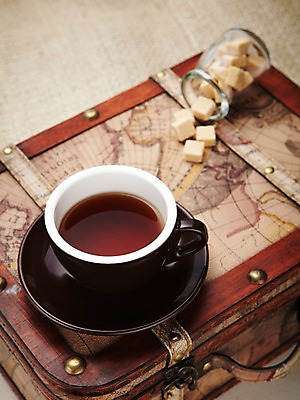 포토 JPG 커피 음료 유리병 실내 사람없음 여행가방 커피잔 각설탕 컵받침 국내포토 가방 병_용기 잔 내부 설탕 받침대 파일형식